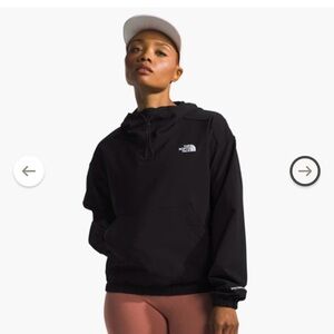 The Northface Willow Stretch Windwall Pullover in Black.